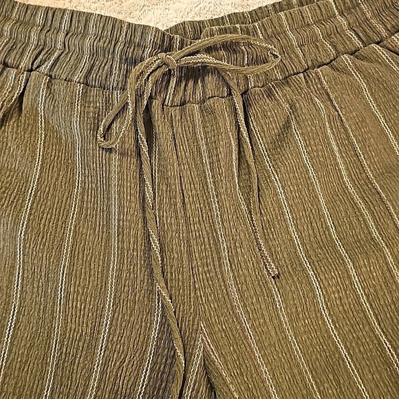 NWT Ruby & Wren Gauzy Cropped Drawstring Wide Pant. Lichen/White 2X - Picture 6 of 9
